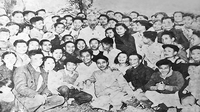 资料图：胡伯伯与《人民报》社干部、记者（1957年）。