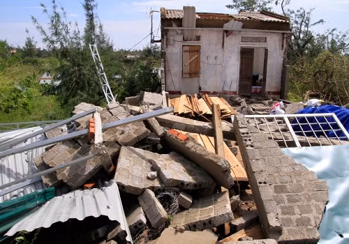 广平省的一间房屋被倒塌。 (Photo: 图片来源：越南快讯报网)