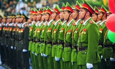 附图：人民公安战士。