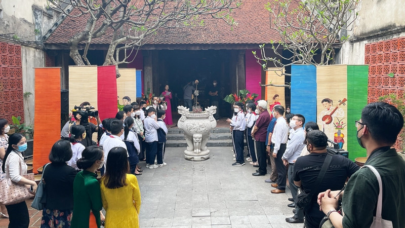 4·30越南南方解放日和五一国际劳动节庆祝活动在河内古街举行。（图片来源：新河内报）