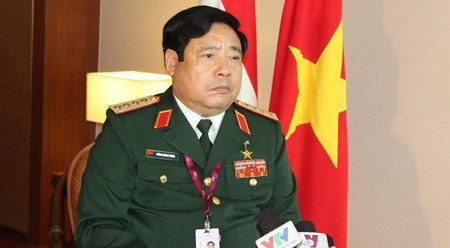 冯光青部长接受记者的采访。（图片来源：越通社）
