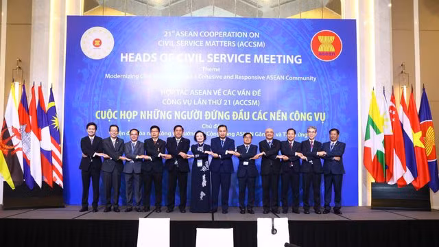 出席会议的各位代表合影。