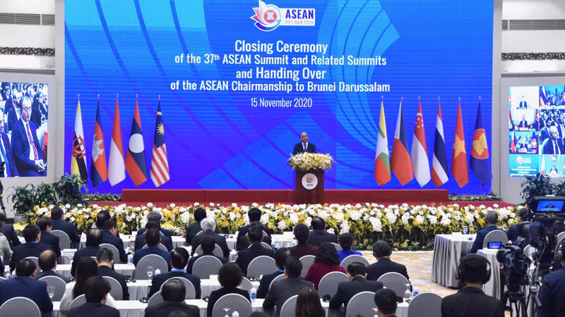 阮春福总理在闭幕式上发表讲话。（陈海 摄）