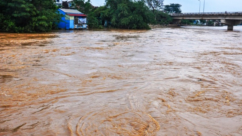 越南中部遭遇严重暴雨洪涝灾害 多地淹没在洪水之中。