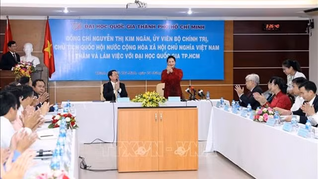 阮氏金银女士发表讲话。（图片来源：越通社）