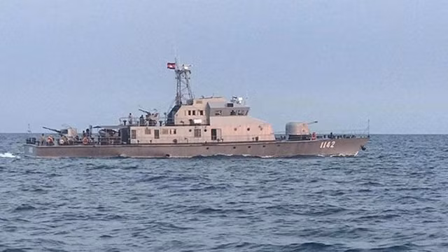 参加联合巡逻的柬埔寨皇家海军1142号船。（图片来源：《人民军队报》）