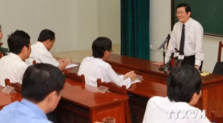 国家主席张晋创同高级储备干部培训班的学员进行对话。（图片来源：越通社）