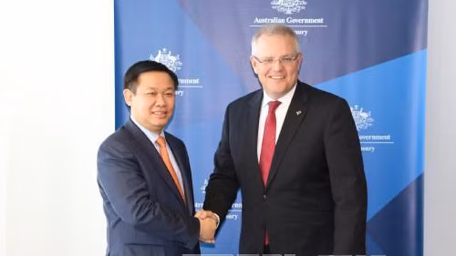 王廷惠副总理同澳大利亚联邦财政部长斯科特·莫里森握手。