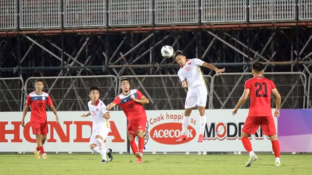 两队球员在比赛中头球拼抢。