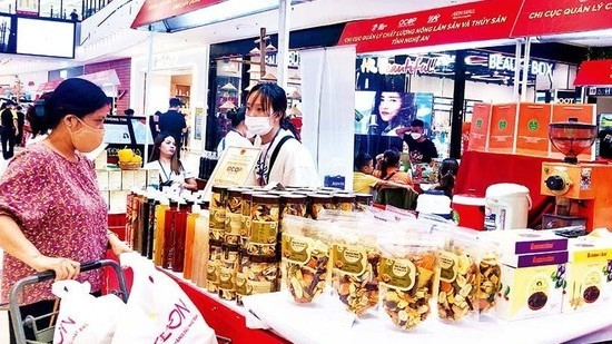 在河内市龙边郡的龙边永旺梦乐城购物中心举行的展销会一角。