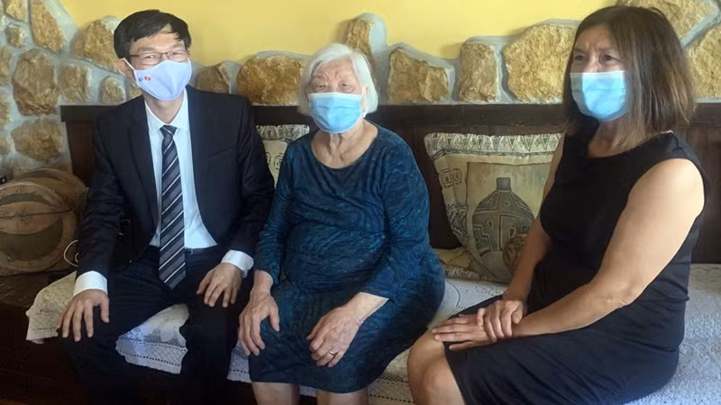 越南驻希腊大使黎鸿长向越南人民武装力量英雄科斯塔斯·萨兰蒂蒂斯阮文立的夫人和大女儿表示深切哀悼。