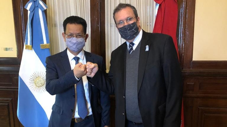 越南驻阿根廷大使杨国青和阿根廷文化部部长特里斯坦·鲍尔。（图片来源：国际报）