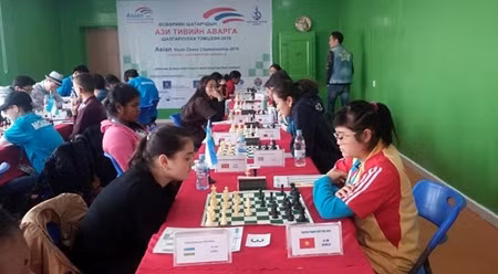 越南棋手阮清水仙（右）在比赛中。