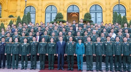 张晋创主席与受表彰的指战员合影。