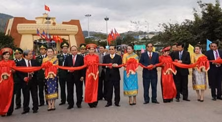 两国政府领导出席开通剪彩仪式。（图片来源：VGP）