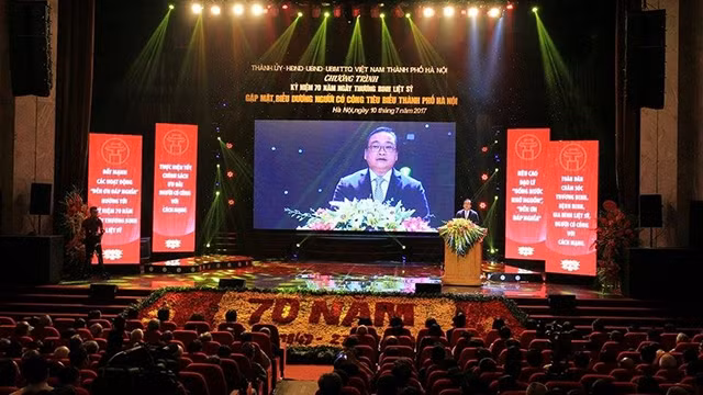 越南国家副主席邓氏玉盛向各位模范革命有功者授予奖状。