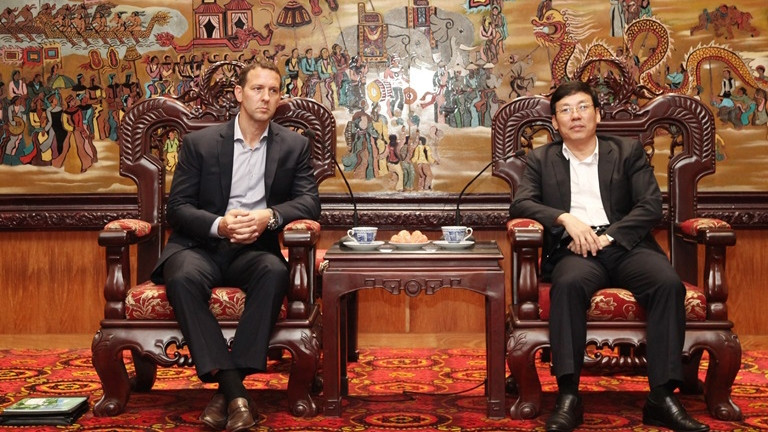 永福省委常委会委员黎维成与英国凯旋摩托公司执行经理杰米·乐刻合影。