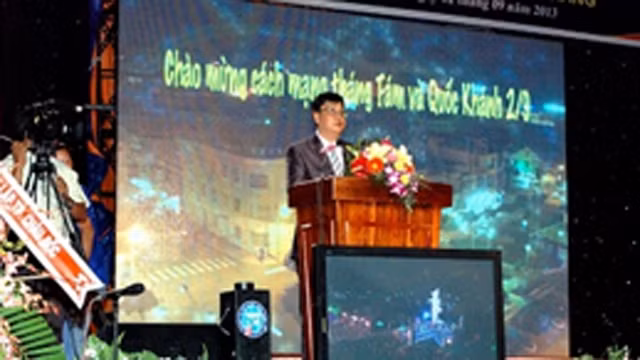 朱笃市人民委员会主席潘鸿芸在公布仪式上发表讲话。 (Photo: 图片来源：安江省门户网站)