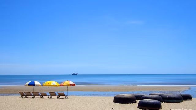 炉门海滩是越南中北部最美的海滩之一。