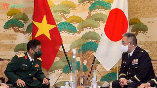 越南人民军副总参谋长阮文义中将与日本陆上自卫队参谋长吉田吉英大将举行会谈。