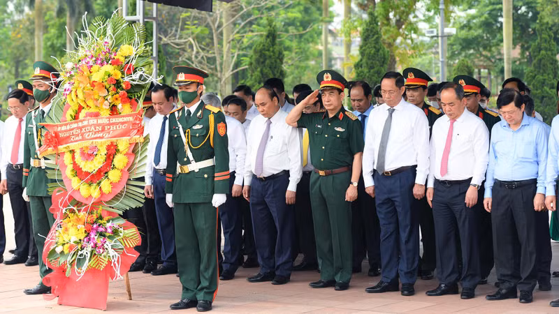 国家主席阮春福在广治古城向英雄烈士敬香。（成达 摄）