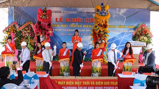 平定省太阳能和风能100兆瓦发电项目开工仪式。