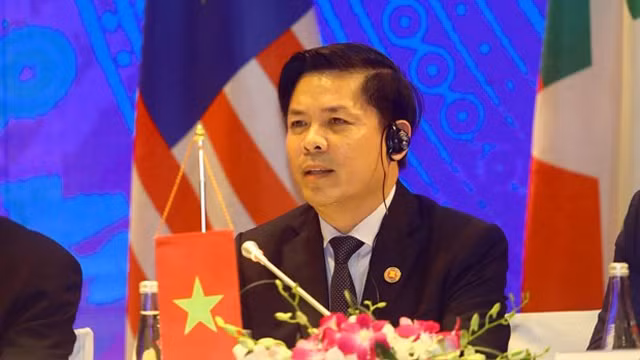 越南交通运输部部长阮文体在新闻发布会上发言。