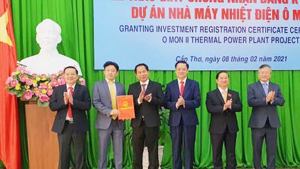 芹苴市向二号乌门热电厂建设项目颁发投资许可证。（图片来源：先锋报）