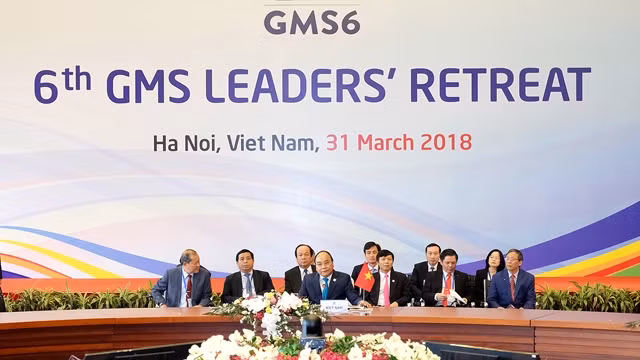 阮春福总理主持会议。