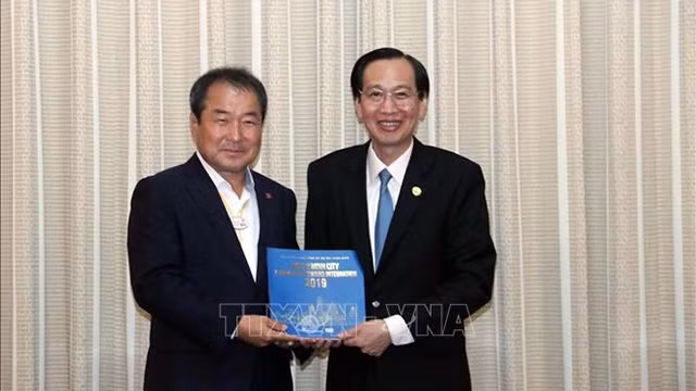 向金泉市市长赠送纪念品。（图片来源：越通社）