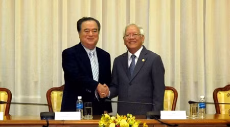 日本茨城县知事桥本昌和胡志明市人民委员会主席黎黄军。