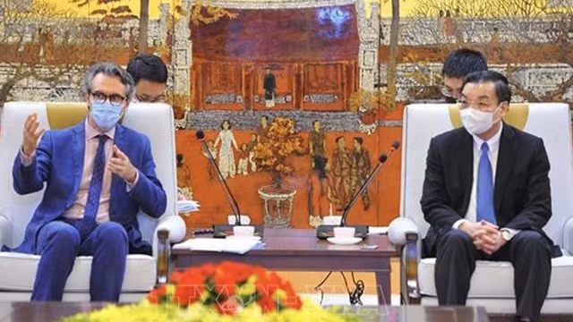 河内市人民委员会主席朱玉英会见欧盟驻越南代表团团长乔治·阿里贝蒂大使。