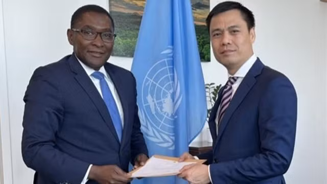 联合国助理秘书长、联合国秘书长气候行动特别顾问塞尔温·哈特转交联合国秘书长安东尼奥·古特雷斯写给越南政府总理范明正的信。