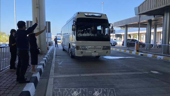 越南驻泰国孔敬总领事馆协助越南公民通过陆路返乡过年。