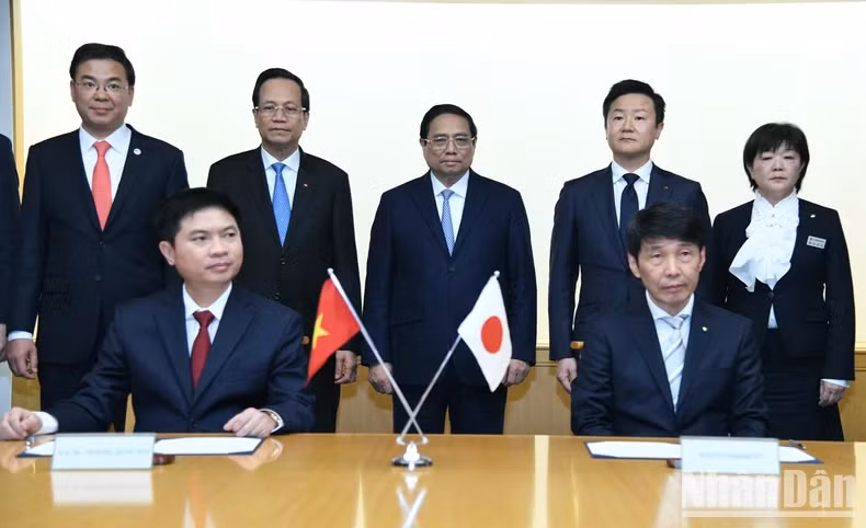 范明正总理见证了越南河南省与日本群马县合作备忘录的签署仪式。