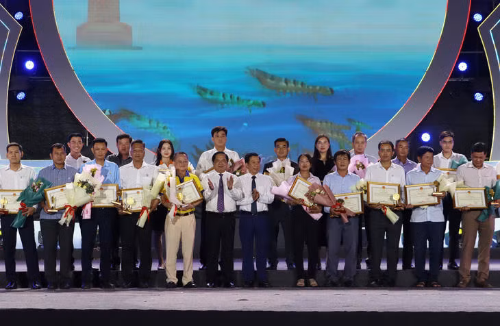 虾类养殖户获表彰。