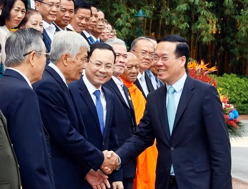 越南国家主席武文赏会见芹苴市先进模范代表。