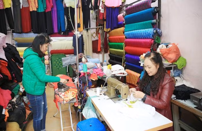 万福丝绸手工艺村的艺人。