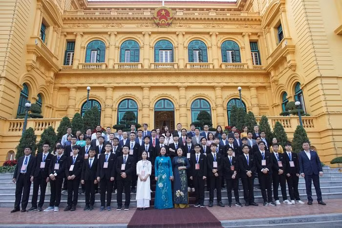 越南国家副主席武氏映春与获得国际奥林匹克奖和科学技术奖的学生合影。