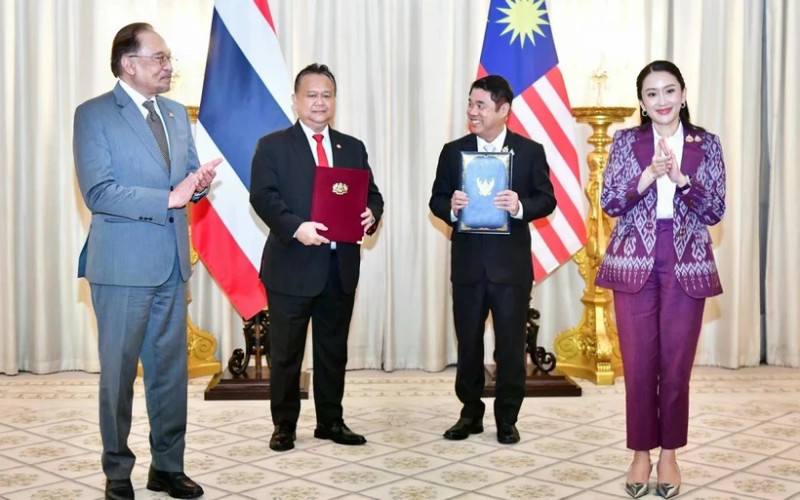 马来西亚总理安瓦尔·易卜拉欣与泰国总理佩通坦·钦那瓦见证两国合作协议签署仪式。