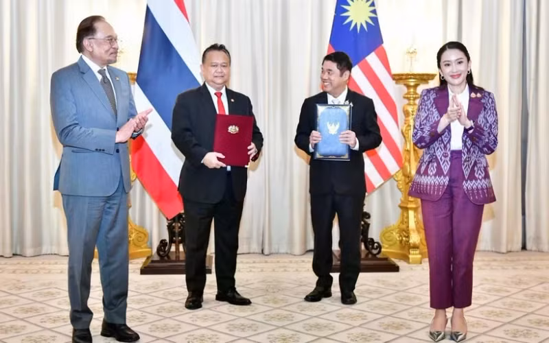 马来西亚总理安瓦尔·易卜拉欣与泰国总理佩通坦·钦那瓦见证两国合作协议签署仪式。