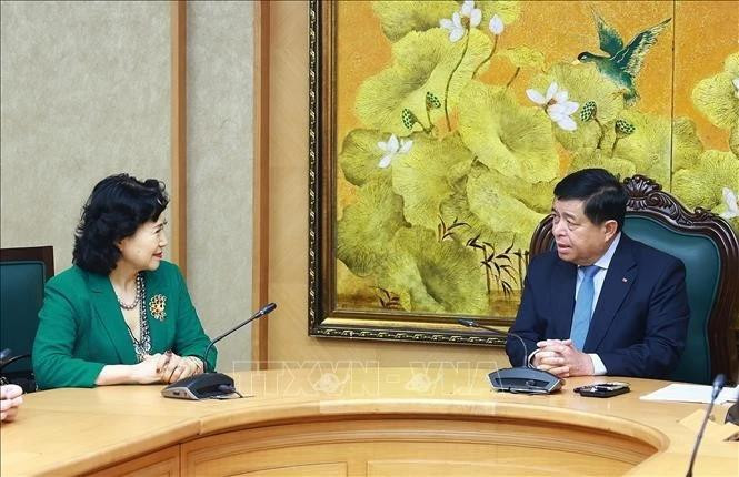 越南政府副总理阮志勇中国广东省深圳大学中国经济特区研究中心（CCSEZR）主任陶一桃交换意见。