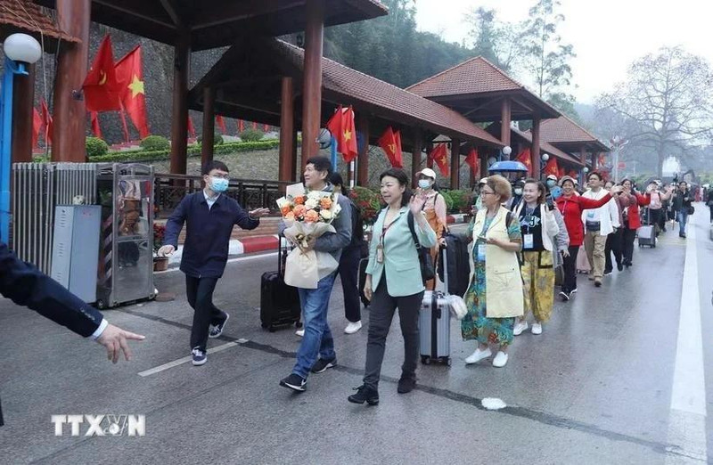 在谅山友谊口岸入境越南的中国游客团。（图片来源：越通社）
