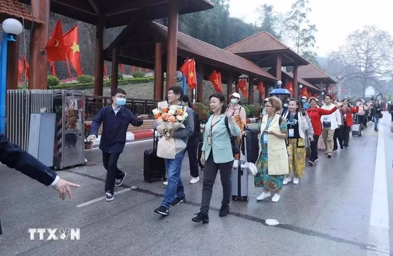 在谅山友谊口岸入境越南的中国游客团。（图片来源：越通社）