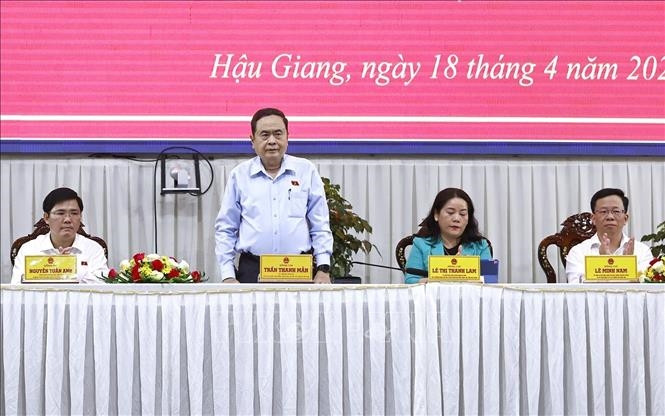 越南国会主席陈青敏会见选民。
