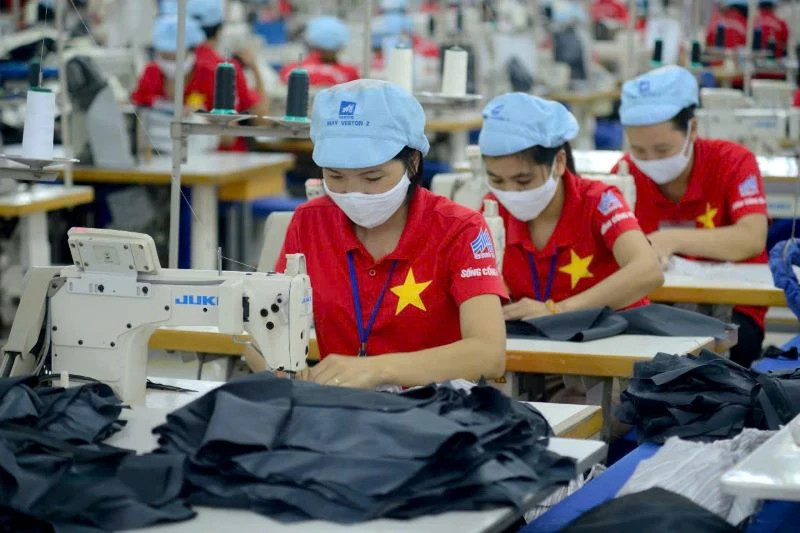 越南纺织服装集团旗下10号服装总公司正在缝制出口服装。（黄英摄）