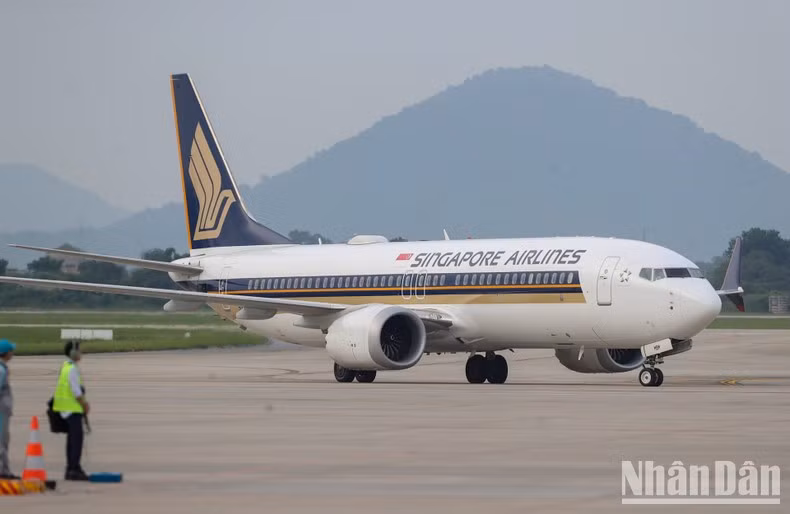 新加坡总理李显龙以及新加坡政府代表团转机到达。