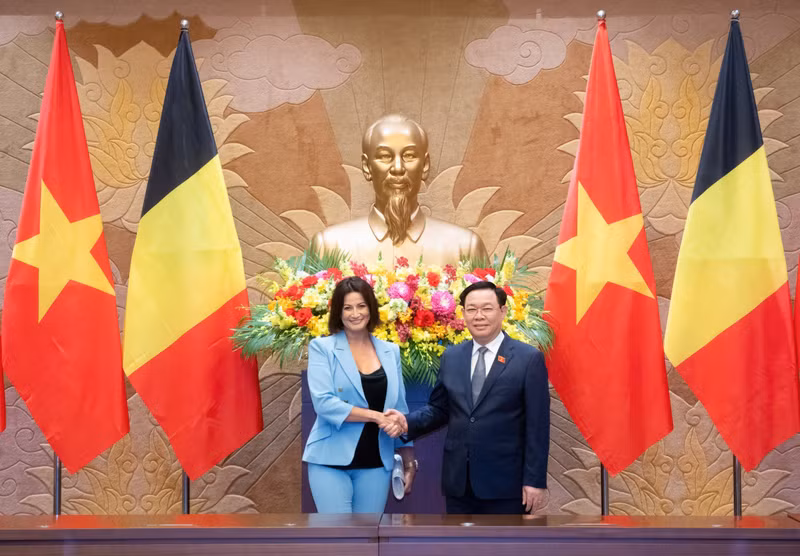 越南国会主席王廷惠与比利时参议院议长斯蒂芬妮·德霍斯。