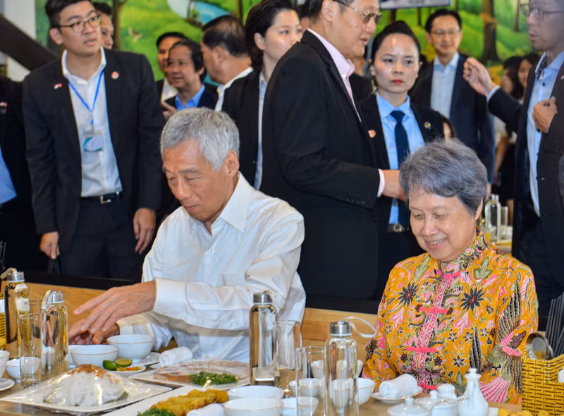 李显龙总理和夫人享用越南著名传统菜肴。