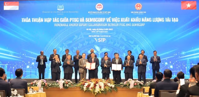 越南政府总理范明正和新加坡总理李显龙共同见证颁发仪式。